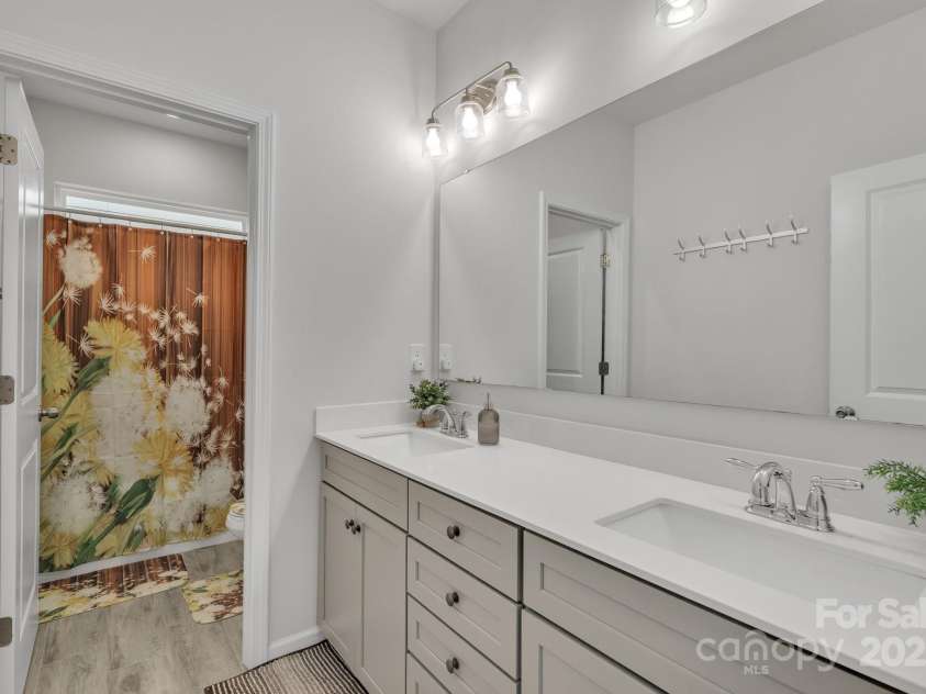 1115 Macallum Drive, Concord, NC 28027.  MLS# CAR4271321, YatesRealty ID 20626. 2nd Floor - Full Bathroom w/ Tub Shower