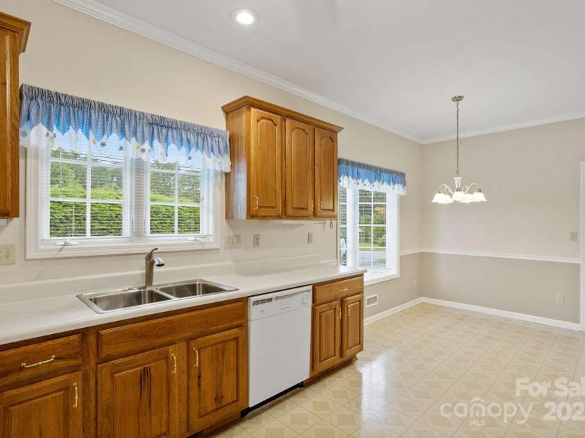 390 Classic Oaks Circle, Hendersonville, NC 28792.  MLS# CAR4271438, YatesRealty ID 20627. 