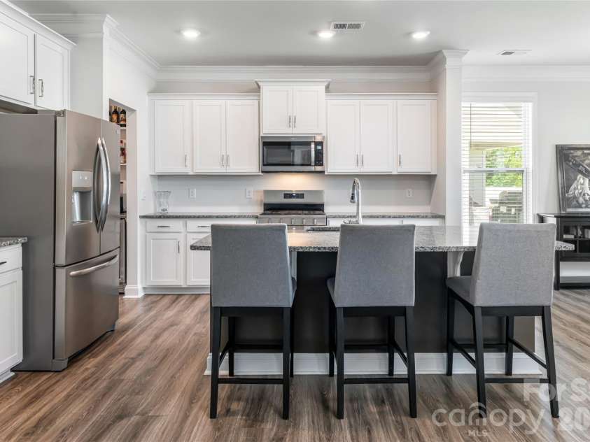 615 Fox Cove Road, Hendersonville, NC 28792.  MLS# CAR4379067, YatesRealty ID 20629. 