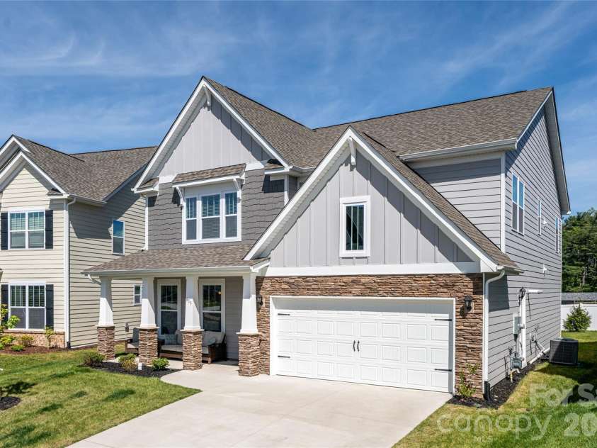 615 Fox Cove Road, Hendersonville, NC 28792.  MLS# CAR4379067, YatesRealty ID 20629. 