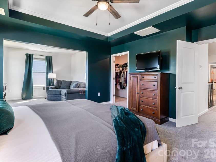 615 Fox Cove Road, Hendersonville, NC 28792.  MLS# CAR4379067, YatesRealty ID 20629. 