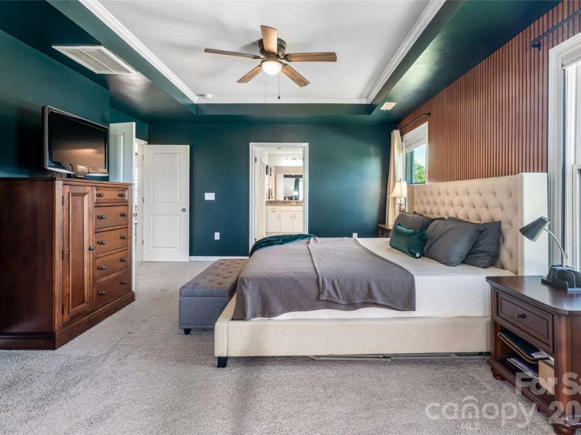 615 Fox Cove Road, Hendersonville, NC 28792.  MLS# CAR4379067, YatesRealty ID 20629. 