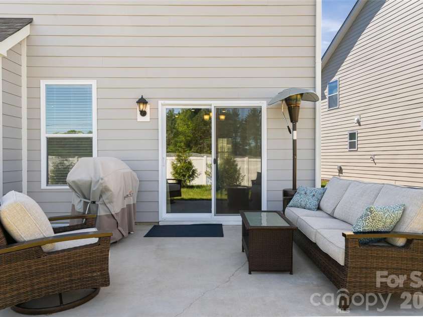 615 Fox Cove Road, Hendersonville, NC 28792.  MLS# CAR4379067, YatesRealty ID 20629. 