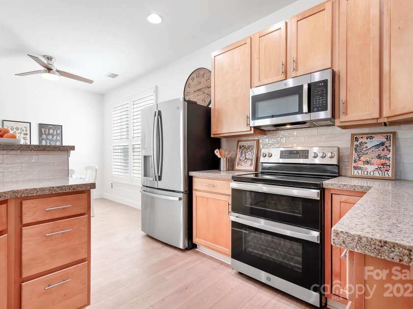 14923 Almondell Drive, Huntersville, NC 28078.  MLS# CAR4264499, YatesRealty ID 20630. Bright and happy kitchen with new refrigerator (2024) and updated subway tile backsplash.