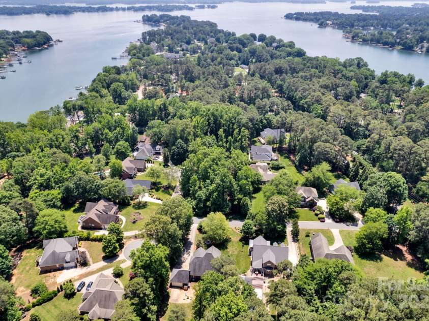 117 Lake Hills Drive, Mooresville, NC 28117.  MLS# CAR4259599, YatesRealty ID 20635. 