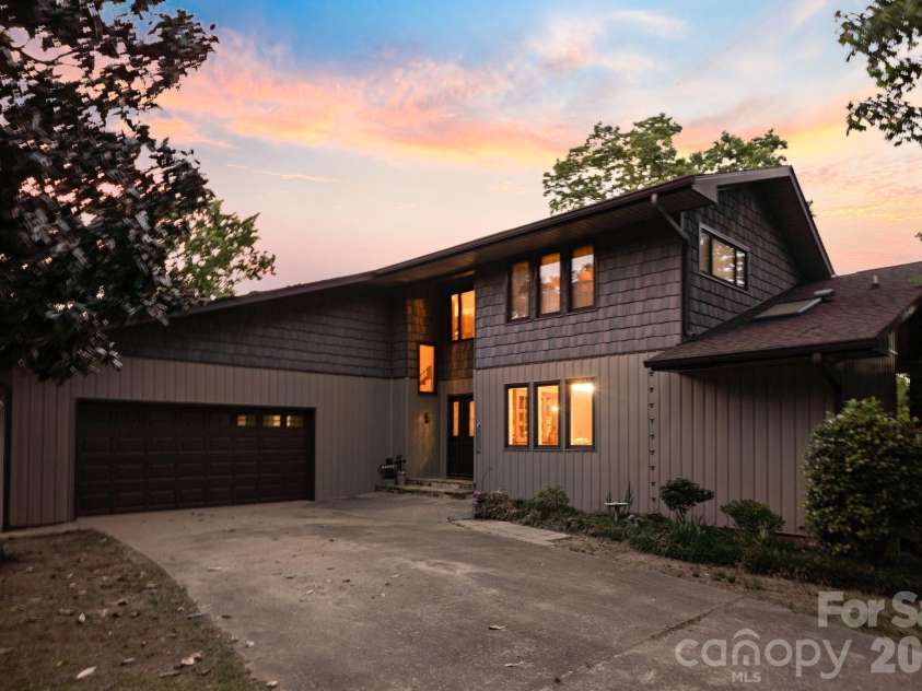 415 Reel Hollow Road, Marion, NC 28752.  MLS# CAR4380297, YatesRealty ID 20635. Front of HOme