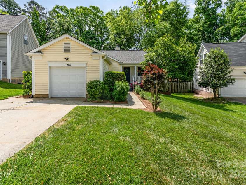 11224 Amber Glen Drive, Charlotte, NC 28269.  MLS# CAR4251951, YatesRealty ID 20636. 