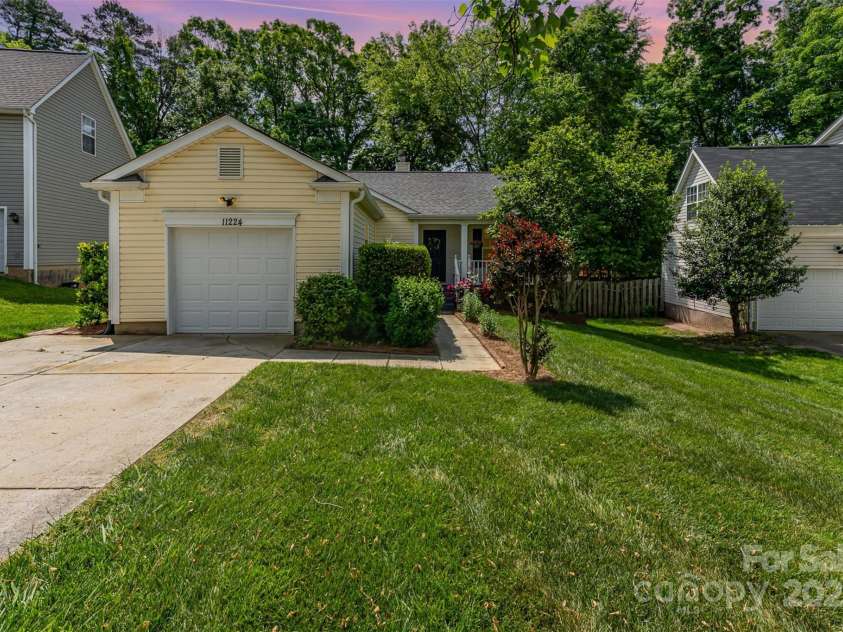 11224 Amber Glen Drive, Charlotte, NC 28269.  MLS# CAR4251951, YatesRealty ID 20636. 