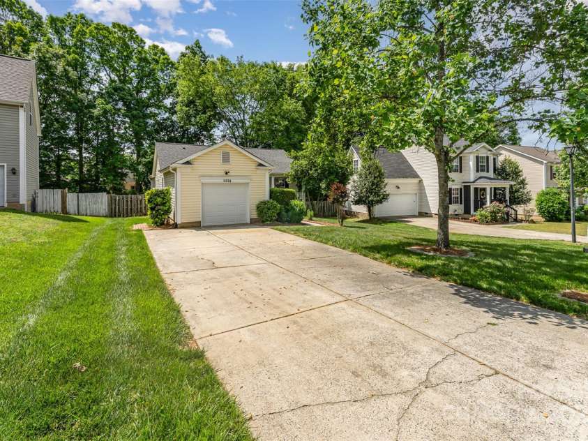 11224 Amber Glen Drive, Charlotte, NC 28269.  MLS# CAR4251951, YatesRealty ID 20636. 