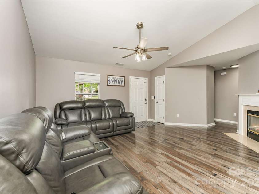 11224 Amber Glen Drive, Charlotte, NC 28269.  MLS# CAR4251951, YatesRealty ID 20636. 