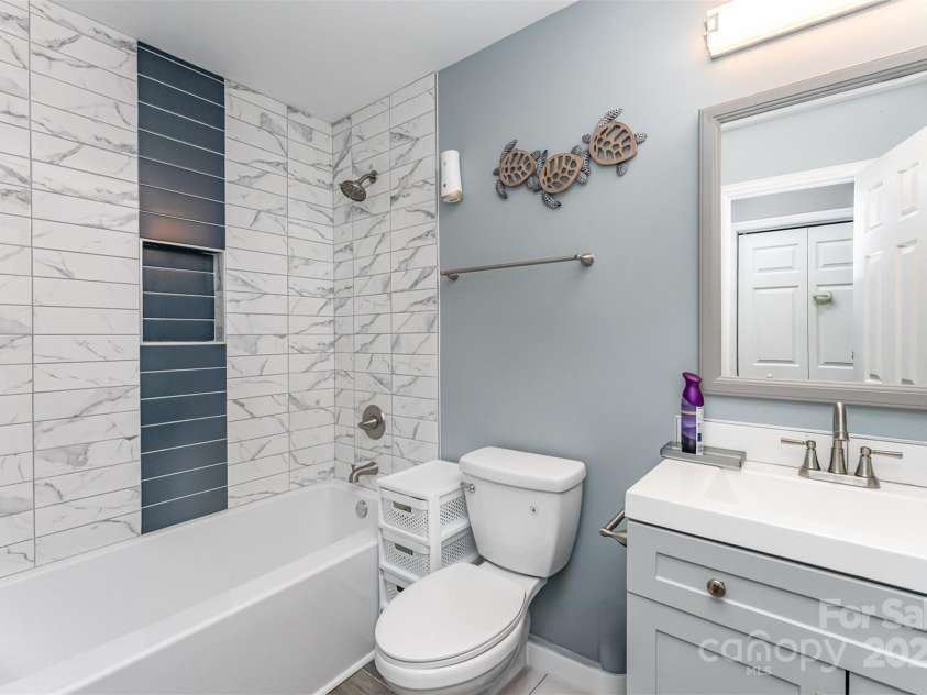 11224 Amber Glen Drive, Charlotte, NC 28269.  MLS# CAR4251951, YatesRealty ID 20636. 