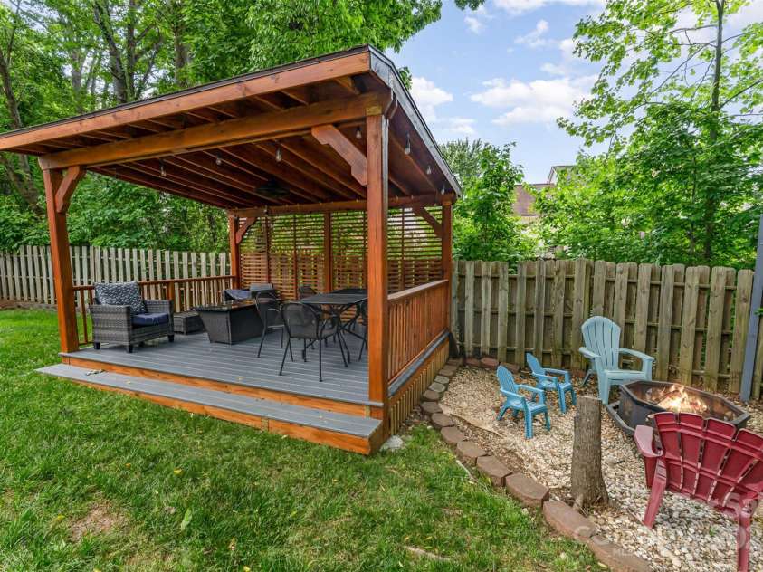 11224 Amber Glen Drive, Charlotte, NC 28269.  MLS# CAR4251951, YatesRealty ID 20636. 