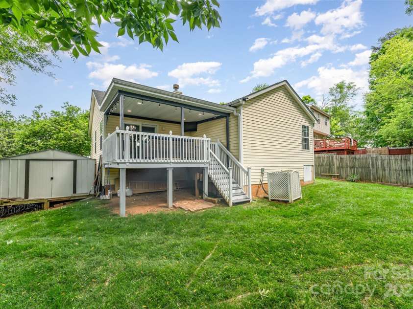 11224 Amber Glen Drive, Charlotte, NC 28269.  MLS# CAR4251951, YatesRealty ID 20636. 