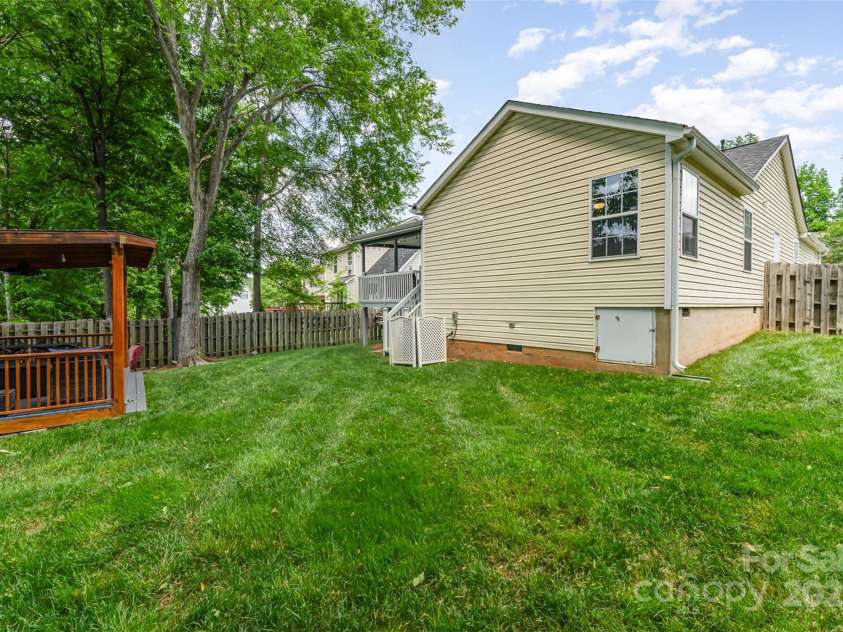 11224 Amber Glen Drive, Charlotte, NC 28269.  MLS# CAR4251951, YatesRealty ID 20636. 