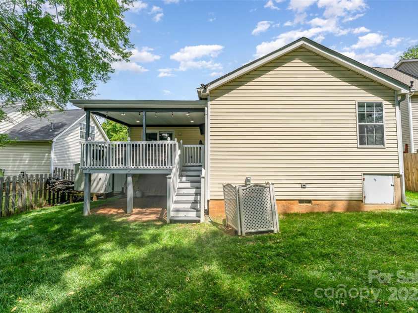 11224 Amber Glen Drive, Charlotte, NC 28269.  MLS# CAR4251951, YatesRealty ID 20636. 