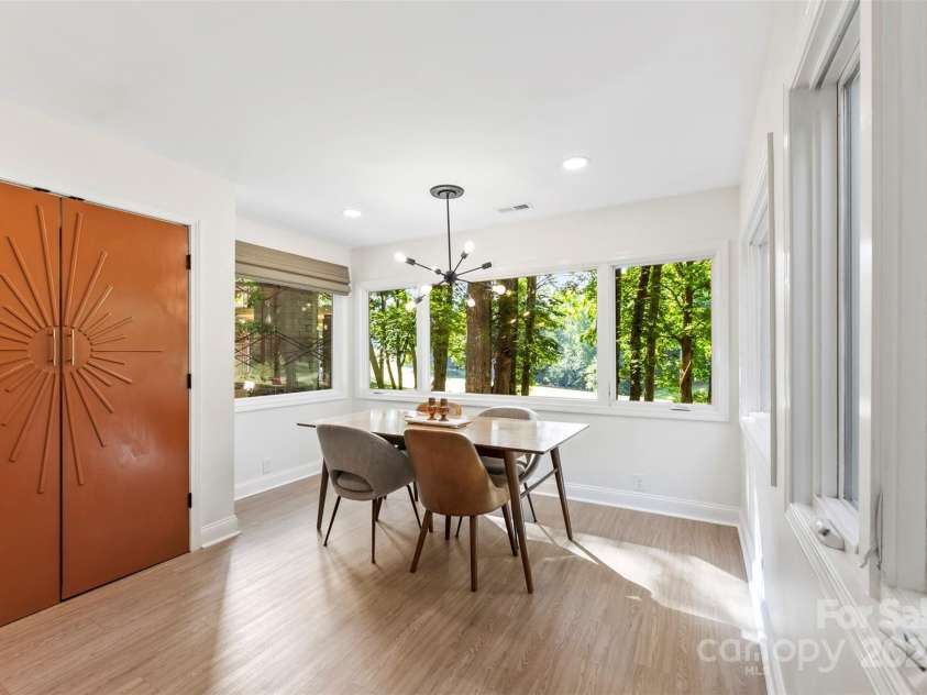 50 Honeysuckle Woods, Lake Wylie, SC 29710.  MLS# CAR4254838, YatesRealty ID 20638. Eat in kitchen overlooking the golf course