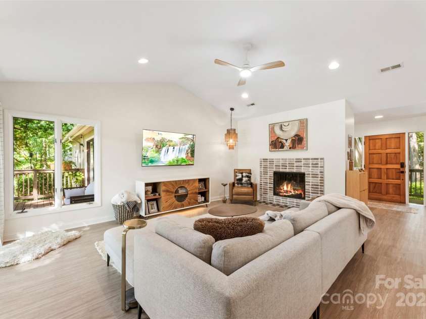 50 Honeysuckle Woods, Lake Wylie, SC 29710.  MLS# CAR4254838, YatesRealty ID 20638. Light filled living room