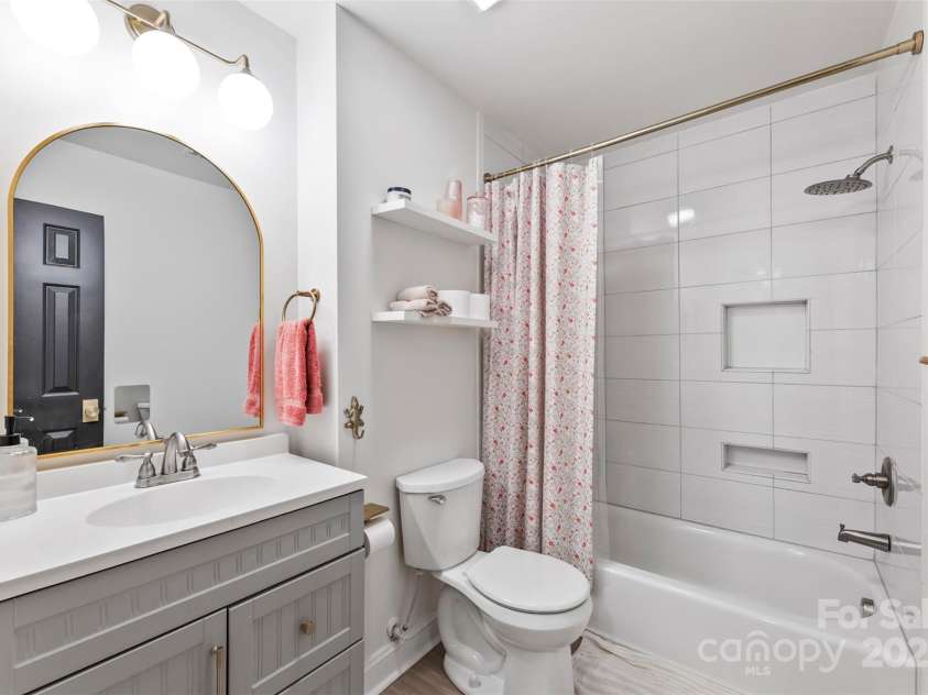50 Honeysuckle Woods, Lake Wylie, SC 29710.  MLS# CAR4254838, YatesRealty ID 20638. Updated full bath with ceramic tile surround tub