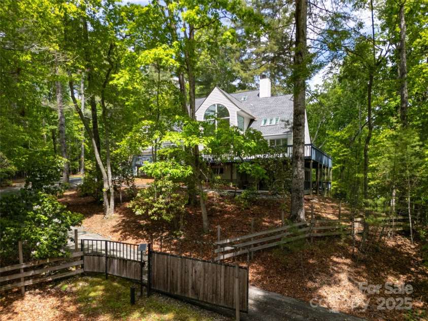 363 Rickel Drive, Hendersonville, NC 28739.  MLS# CAR4257305, YatesRealty ID 20639. 