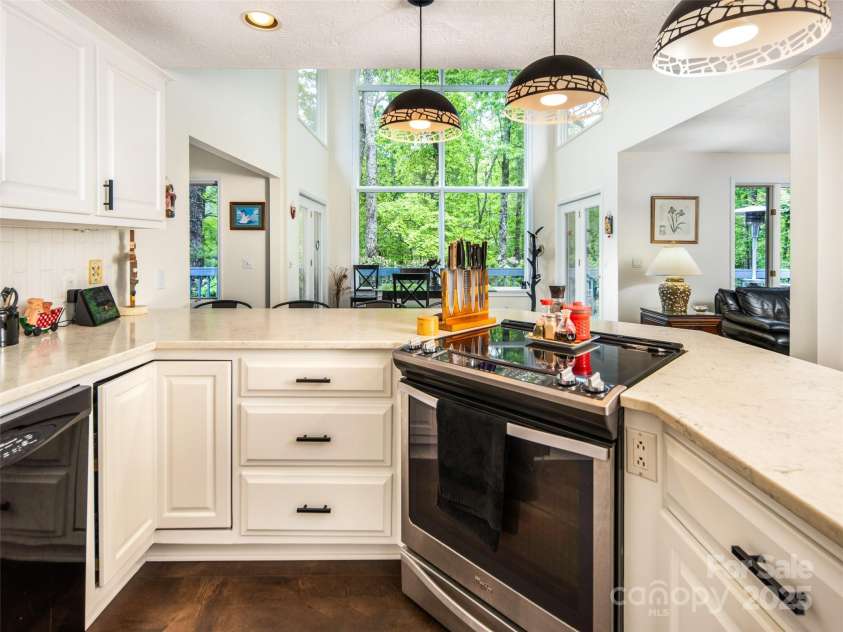 363 Rickel Drive, Hendersonville, NC 28739.  MLS# CAR4257305, YatesRealty ID 20639. 