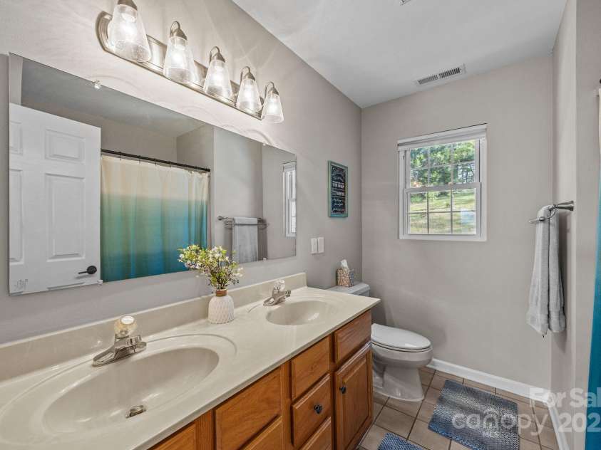 235 Petersburg View Drive, Marshall, NC 28753.  MLS# CAR4308735, YatesRealty ID 2064. Upstairs full bathroom