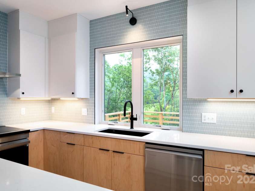 33 Windago Road, Weaverville, NC 28787.  MLS# CAR4268748, YatesRealty ID 20642. Countertop-to-Ceiling Backsplash and Under-Cabinet Lighting