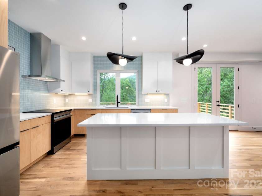 33 Windago Road, Weaverville, NC 28787.  MLS# CAR4268748, YatesRealty ID 20642. Large Island with Breakfast Bar