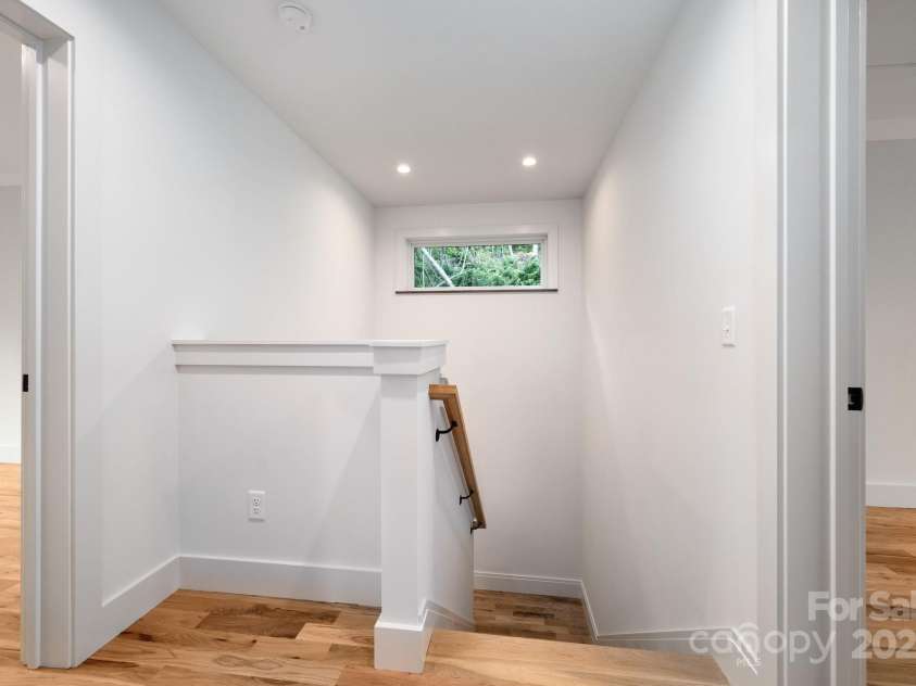 33 Windago Road, Weaverville, NC 28787.  MLS# CAR4268748, YatesRealty ID 20642. Upstairs Landing with Display Nook