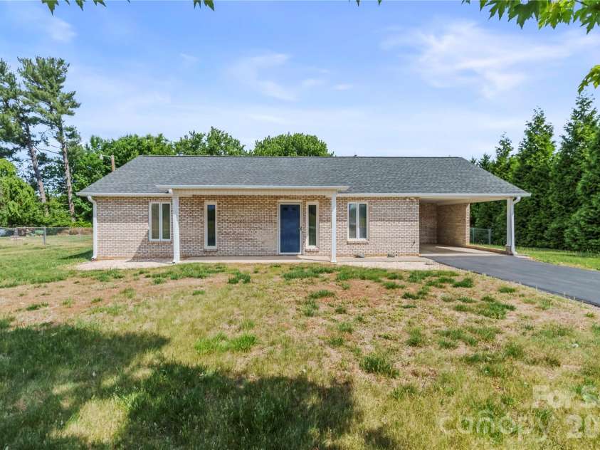 807 Silver Dapple Lane, Kernersville, NC 27284.  MLS# CAR4377004, YatesRealty ID 20643. 