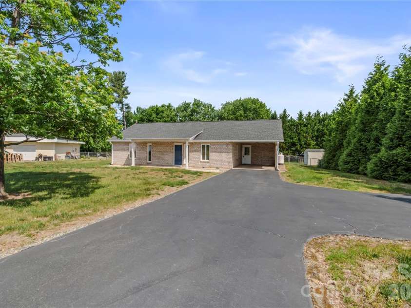 807 Silver Dapple Lane, Kernersville, NC 27284.  MLS# CAR4377004, YatesRealty ID 20643. 