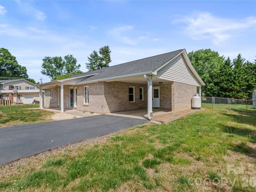 807 Silver Dapple Lane, Kernersville, NC 27284.  MLS# CAR4377004, YatesRealty ID 20643. 