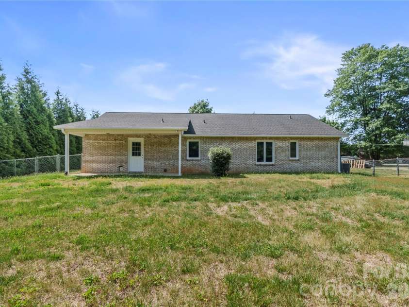 807 Silver Dapple Lane, Kernersville, NC 27284.  MLS# CAR4377004, YatesRealty ID 20643. 