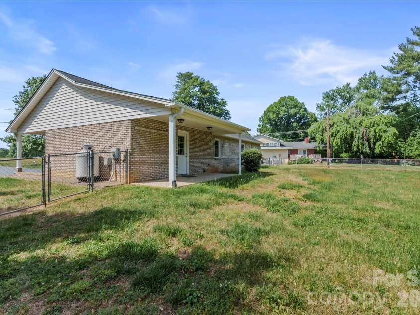 807 Silver Dapple Lane, Kernersville, NC 27284.  MLS# CAR4377004, YatesRealty ID 20643. 