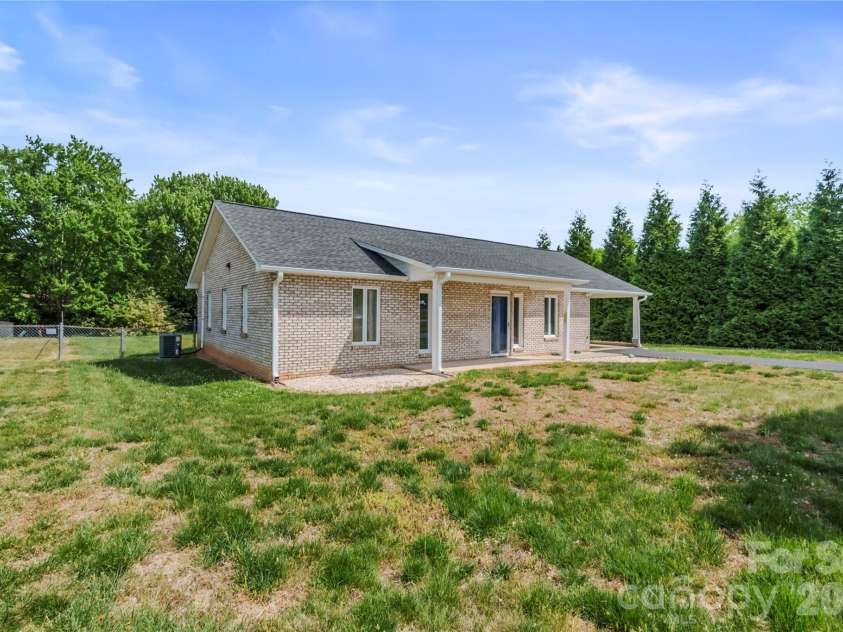 807 Silver Dapple Lane, Kernersville, NC 27284.  MLS# CAR4377004, YatesRealty ID 20643. 