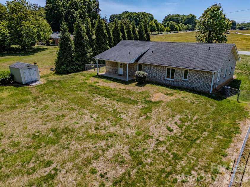 807 Silver Dapple Lane, Kernersville, NC 27284.  MLS# CAR4377004, YatesRealty ID 20643. 