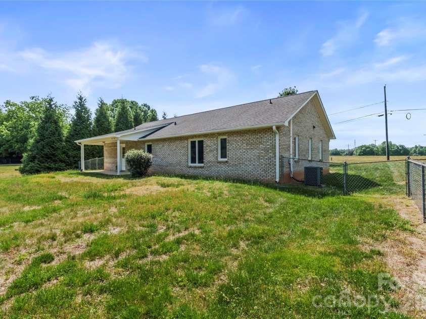 807 Silver Dapple Lane, Kernersville, NC 27284.  MLS# CAR4377004, YatesRealty ID 20643. 