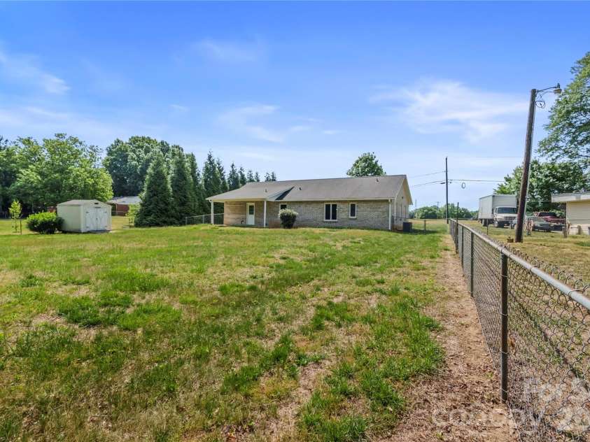 807 Silver Dapple Lane, Kernersville, NC 27284.  MLS# CAR4377004, YatesRealty ID 20643. 