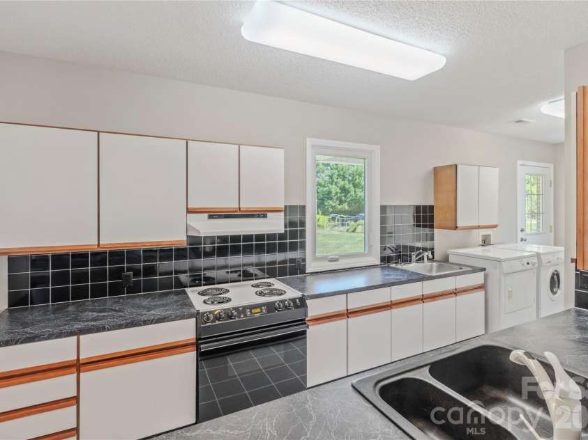 807 Silver Dapple Lane, Kernersville, NC 27284.  MLS# CAR4377004, YatesRealty ID 20643. 