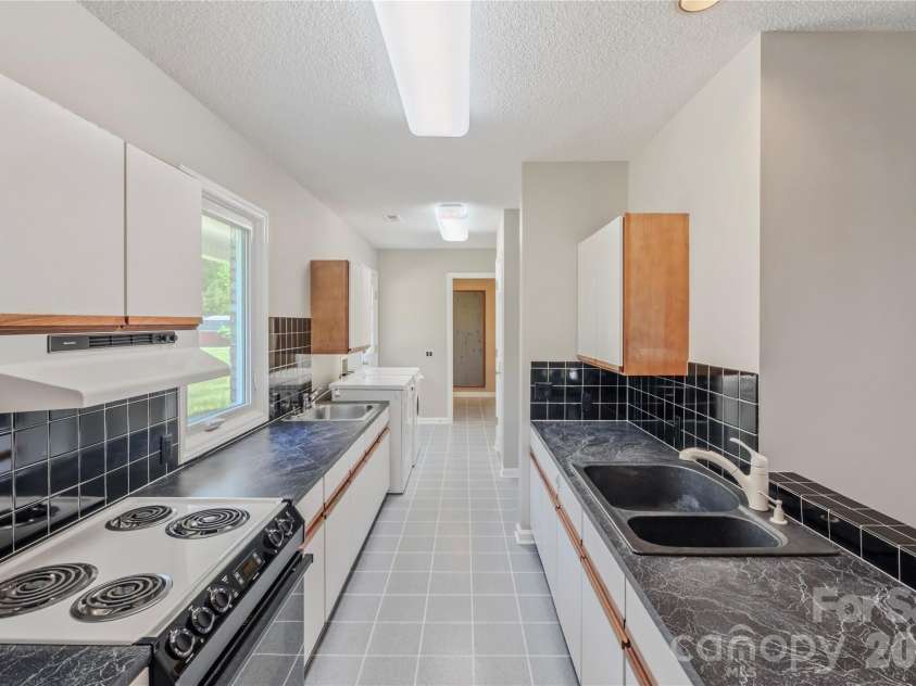 807 Silver Dapple Lane, Kernersville, NC 27284.  MLS# CAR4377004, YatesRealty ID 20643. 