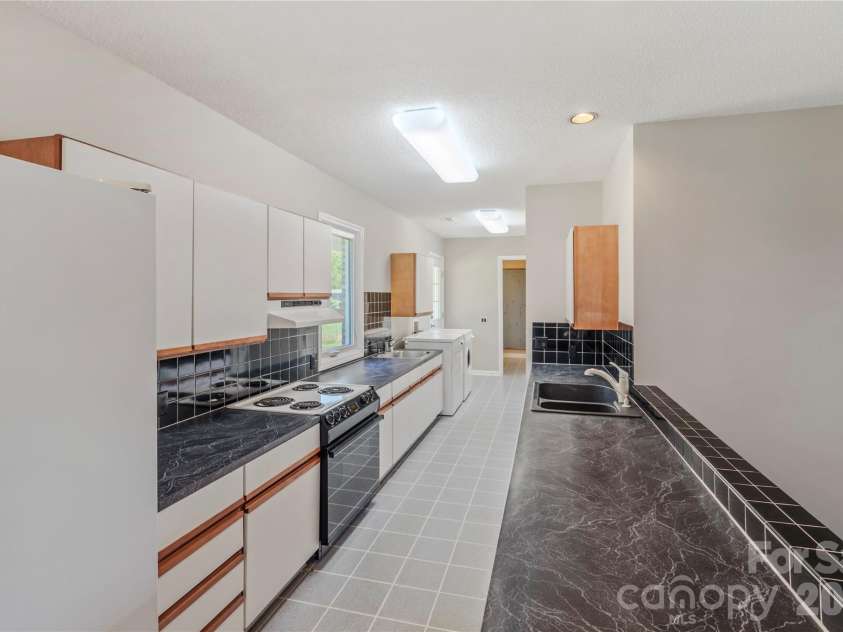 807 Silver Dapple Lane, Kernersville, NC 27284.  MLS# CAR4377004, YatesRealty ID 20643. 