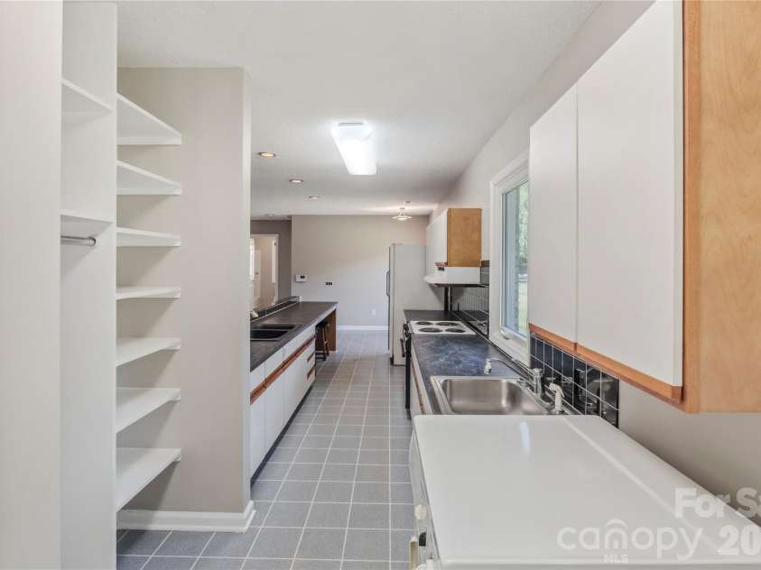 807 Silver Dapple Lane, Kernersville, NC 27284.  MLS# CAR4377004, YatesRealty ID 20643. 