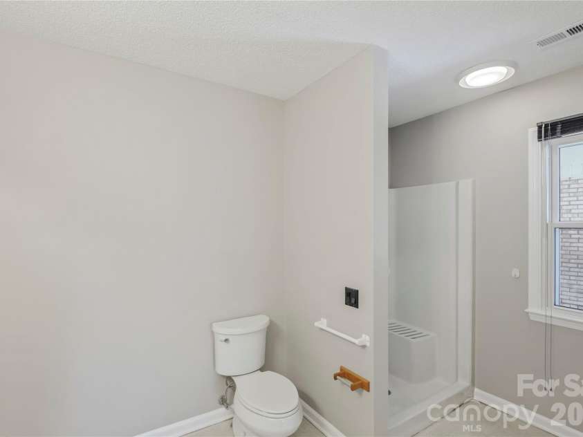 807 Silver Dapple Lane, Kernersville, NC 27284.  MLS# CAR4377004, YatesRealty ID 20643. 