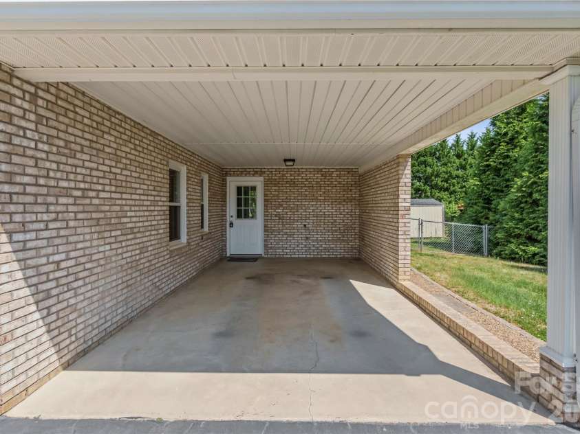 807 Silver Dapple Lane, Kernersville, NC 27284.  MLS# CAR4377004, YatesRealty ID 20643. 