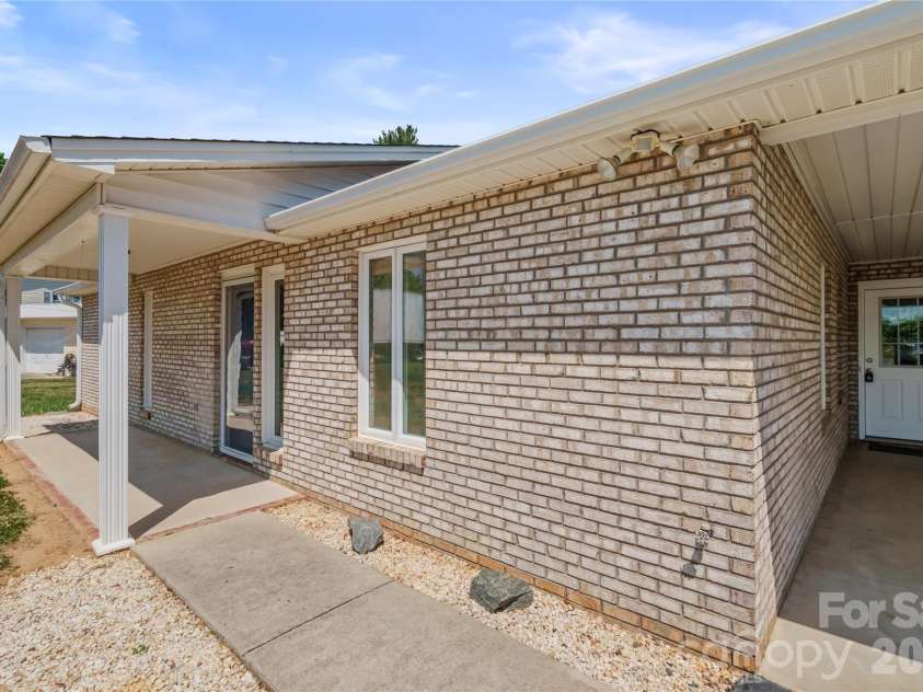 807 Silver Dapple Lane, Kernersville, NC 27284.  MLS# CAR4377004, YatesRealty ID 20643. 
