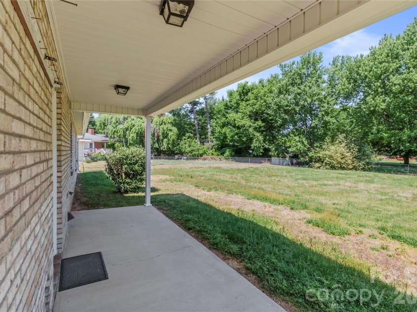 807 Silver Dapple Lane, Kernersville, NC 27284.  MLS# CAR4377004, YatesRealty ID 20643. 