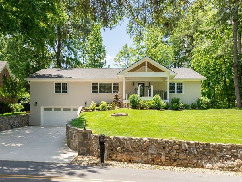 330 Balsam Road, Hendersonville, NC 28792.  MLS# CAR4261151, YatesRealty ID 20644. 