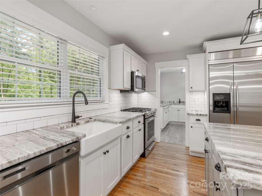 330 Balsam Road, Hendersonville, NC 28792.  MLS# CAR4261151, YatesRealty ID 20644. Kitchen farmhouse sink