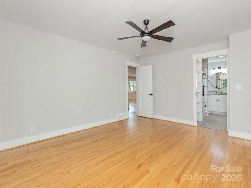 330 Balsam Road, Hendersonville, NC 28792.  MLS# CAR4261151, YatesRealty ID 20644. Primary ensuite