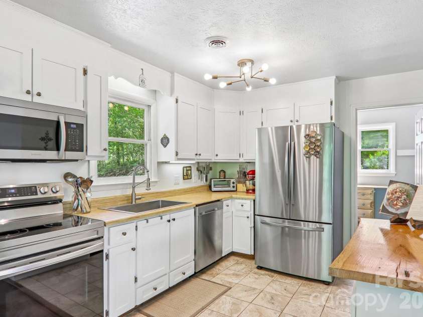 34 Lindsey Hill Lane, Zirconia, NC 28790.  MLS# CAR4376052, YatesRealty ID 20645. 