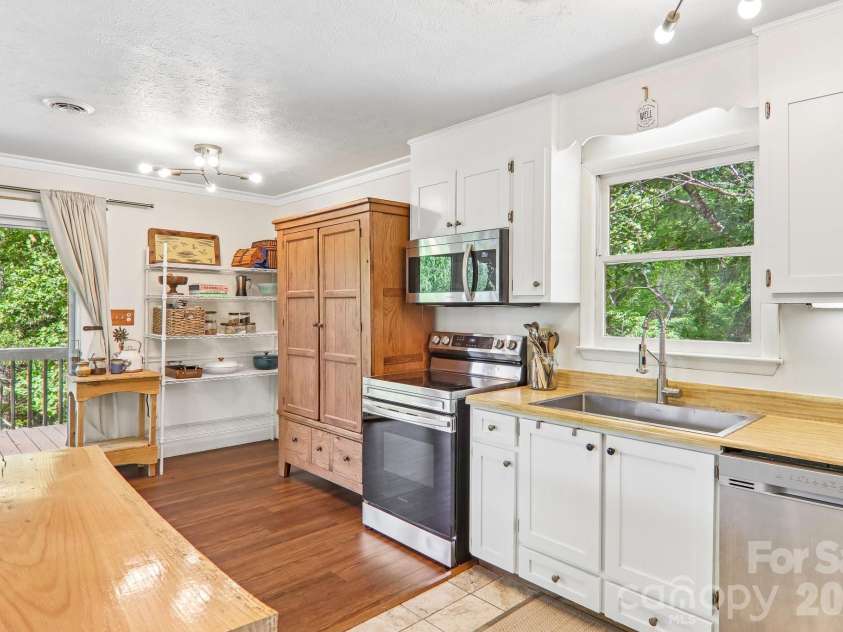 34 Lindsey Hill Lane, Zirconia, NC 28790.  MLS# CAR4376052, YatesRealty ID 20645. 